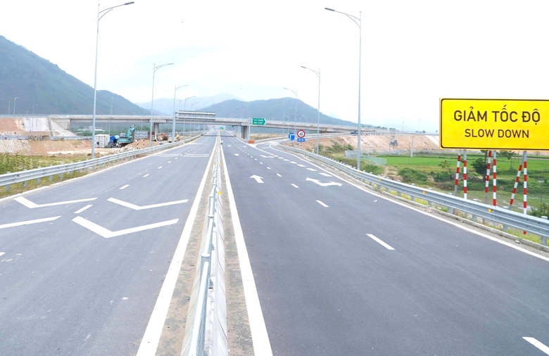 Tháng này, Việt Nam dự kiến đưa vào khai thác tuyến cao tốc gần 15.000 tỷ chạy dọc 2 tỉnh rộng bậc nhất cả nước- Ảnh 2. Tháng này, Việt Nam dự kiến đưa vào khai thác tuyến cao tốc gần 15.000 tỷ chạy dọc 2 tỉnh rộng bậc nhất cả nước- Ảnh 2.