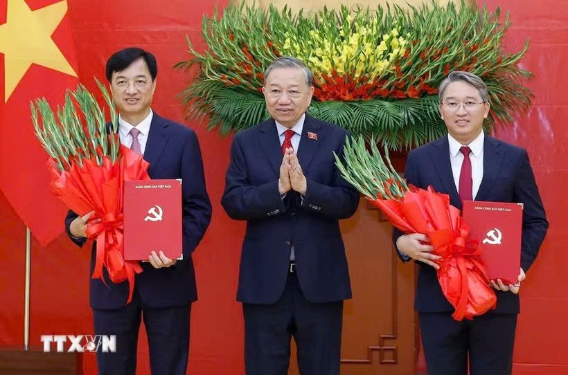 Trao quyết định bổ nhiệm Trưởng ban Tổ chức TW và Chánh Văn phòng TW Đảng- Ảnh 1. Trao quyết định bổ nhiệm Trưởng ban Tổ chức TW và Chánh Văn phòng TW Đảng- Ảnh 1.