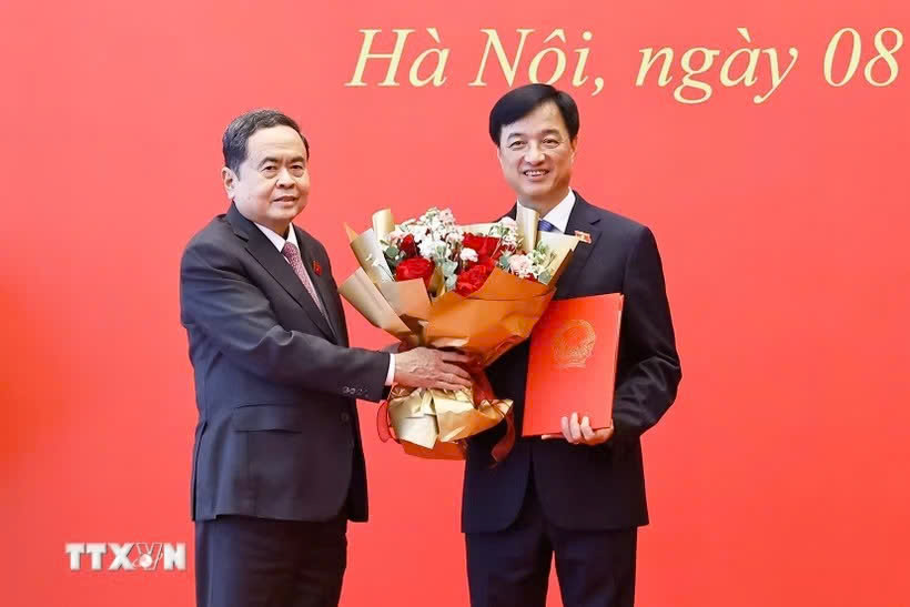 Chủ tịch Quốc hội trao Nghị quyết phê chuẩn Trưởng Đoàn đại biểu Quốc hội- Ảnh 1.