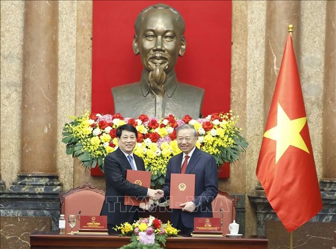 Bàn giao công tác giữa Tổng Bí thư, Chủ tịch nước Tô Lâm và nguyên Chủ tịch nước Lương Cường- Ảnh 2. Bàn giao công tác giữa Tổng Bí thư, Chủ tịch nước Tô Lâm và nguyên Chủ tịch nước Lương Cường- Ảnh 2.