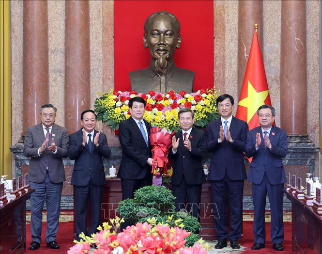 Bàn giao công tác giữa Tổng Bí thư, Chủ tịch nước Tô Lâm và nguyên Chủ tịch nước Lương Cường- Ảnh 7. Bàn giao công tác giữa Tổng Bí thư, Chủ tịch nước Tô Lâm và nguyên Chủ tịch nước Lương Cường- Ảnh 7.