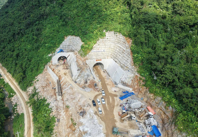 Cao tốc 26.000 tỷ với 2 hầm xuyên núi và hơn 60 cây cầu đối diện khó khăn lớn khi cận kề tiến độ hoàn thiện- Ảnh 1. Cao tốc 26.000 tỷ với 2 hầm xuyên núi và hơn 60 cây cầu đối diện khó khăn lớn khi cận kề tiến độ hoàn thiện- Ảnh 1.
