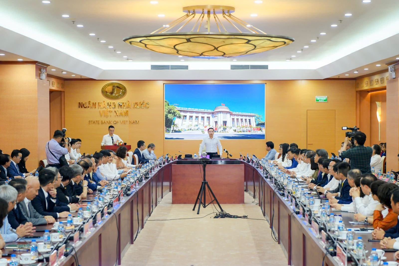 Kỳ vọng 'làn sóng' giảm lãi suất sẽ diễn ra mạnh mẽ hơn- Ảnh 2.