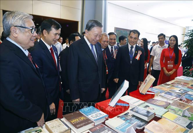 Tổng Bí thư, Chủ tịch nước Tô Lâm: Đại học Quốc gia Hà Nội tiếp tục vươn lên trở thành biểu tượng của trí tuệ Việt Nam- Ảnh 4.