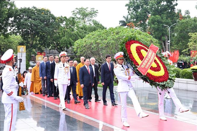 Kỷ niệm 136 năm Ngày sinh Chủ tịch Hồ Chí Minh: Lãnh đạo Đảng, Nhà nước vào Lăng viếng Bác- Ảnh 7. Kỷ niệm 136 năm Ngày sinh Chủ tịch Hồ Chí Minh: Lãnh đạo Đảng, Nhà nước vào Lăng viếng Bác- Ảnh 7.
