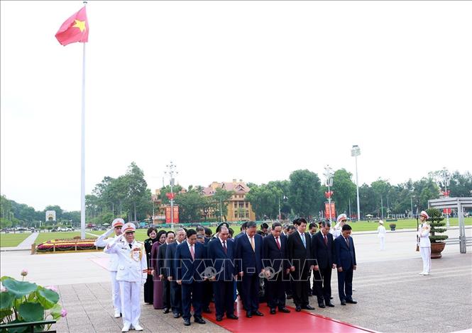 Kỷ niệm 136 năm Ngày sinh Chủ tịch Hồ Chí Minh: Lãnh đạo Đảng, Nhà nước vào Lăng viếng Bác- Ảnh 4. Kỷ niệm 136 năm Ngày sinh Chủ tịch Hồ Chí Minh: Lãnh đạo Đảng, Nhà nước vào Lăng viếng Bác- Ảnh 4.