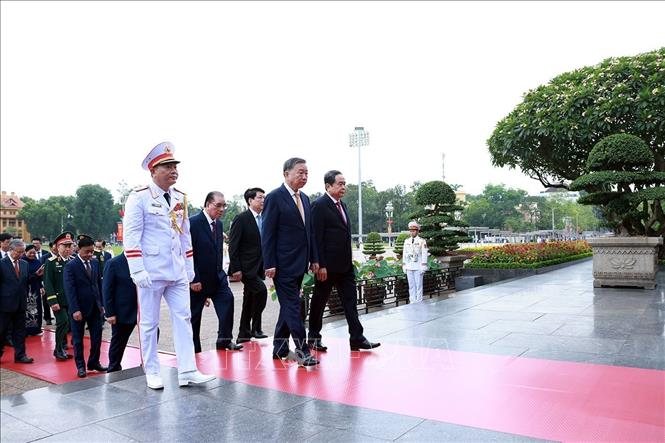 Kỷ niệm 136 năm Ngày sinh Chủ tịch Hồ Chí Minh: Lãnh đạo Đảng, Nhà nước vào Lăng viếng Bác- Ảnh 2. Kỷ niệm 136 năm Ngày sinh Chủ tịch Hồ Chí Minh: Lãnh đạo Đảng, Nhà nước vào Lăng viếng Bác- Ảnh 2.