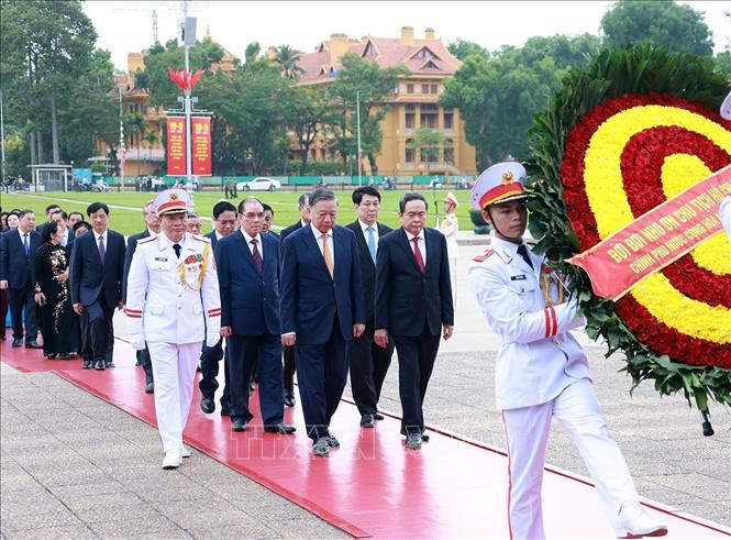Kỷ niệm 136 năm Ngày sinh Chủ tịch Hồ Chí Minh: Lãnh đạo Đảng, Nhà nước vào Lăng viếng Bác- Ảnh 3. Kỷ niệm 136 năm Ngày sinh Chủ tịch Hồ Chí Minh: Lãnh đạo Đảng, Nhà nước vào Lăng viếng Bác- Ảnh 3.
