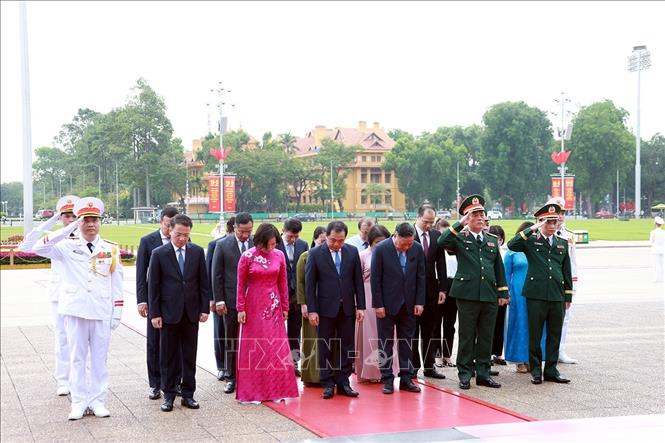 Kỷ niệm 136 năm Ngày sinh Chủ tịch Hồ Chí Minh: Lãnh đạo Đảng, Nhà nước vào Lăng viếng Bác- Ảnh 11. Kỷ niệm 136 năm Ngày sinh Chủ tịch Hồ Chí Minh: Lãnh đạo Đảng, Nhà nước vào Lăng viếng Bác- Ảnh 11.