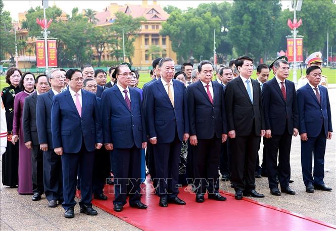 Kỷ niệm 136 năm Ngày sinh Chủ tịch Hồ Chí Minh: Lãnh đạo Đảng, Nhà nước vào Lăng viếng Bác- Ảnh 5. Kỷ niệm 136 năm Ngày sinh Chủ tịch Hồ Chí Minh: Lãnh đạo Đảng, Nhà nước vào Lăng viếng Bác- Ảnh 5.