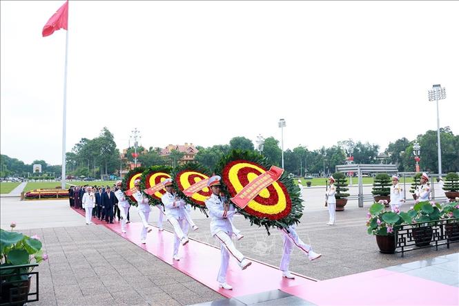 Kỷ niệm 136 năm Ngày sinh Chủ tịch Hồ Chí Minh: Lãnh đạo Đảng, Nhà nước vào Lăng viếng Bác- Ảnh 1. Kỷ niệm 136 năm Ngày sinh Chủ tịch Hồ Chí Minh: Lãnh đạo Đảng, Nhà nước vào Lăng viếng Bác- Ảnh 1.