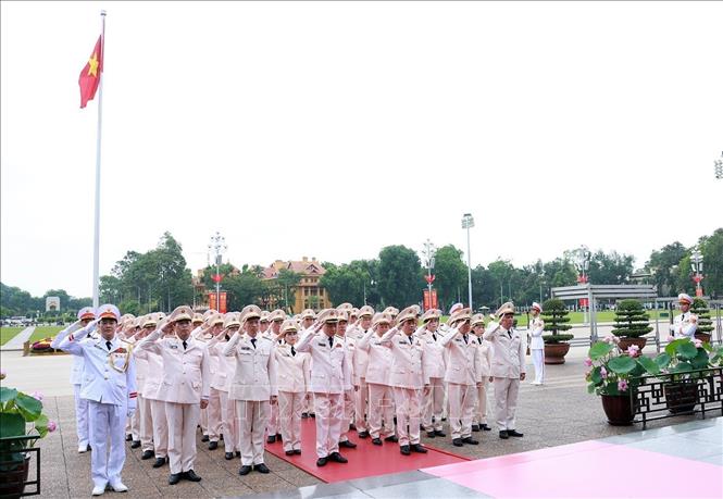 Kỷ niệm 136 năm Ngày sinh Chủ tịch Hồ Chí Minh: Lãnh đạo Đảng, Nhà nước vào Lăng viếng Bác- Ảnh 9. Kỷ niệm 136 năm Ngày sinh Chủ tịch Hồ Chí Minh: Lãnh đạo Đảng, Nhà nước vào Lăng viếng Bác- Ảnh 9.