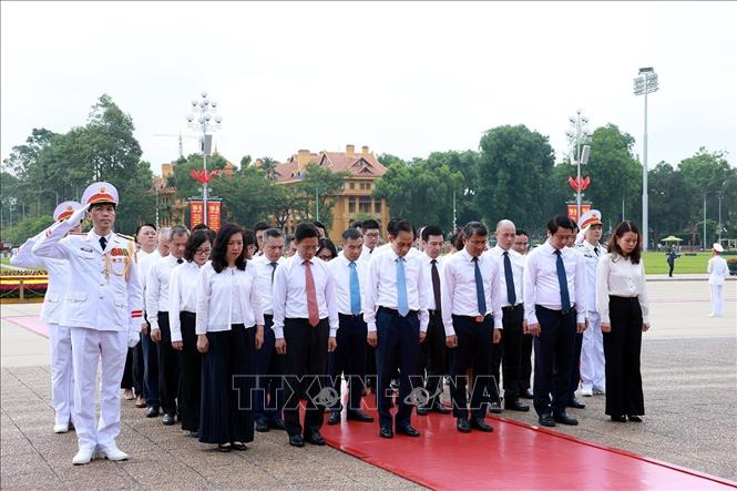 Kỷ niệm 136 năm Ngày sinh Chủ tịch Hồ Chí Minh: Lãnh đạo Đảng, Nhà nước vào Lăng viếng Bác- Ảnh 10. Kỷ niệm 136 năm Ngày sinh Chủ tịch Hồ Chí Minh: Lãnh đạo Đảng, Nhà nước vào Lăng viếng Bác- Ảnh 10.