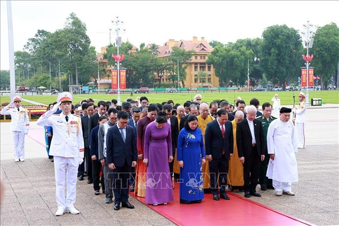 Kỷ niệm 136 năm Ngày sinh Chủ tịch Hồ Chí Minh: Lãnh đạo Đảng, Nhà nước vào Lăng viếng Bác- Ảnh 6. Kỷ niệm 136 năm Ngày sinh Chủ tịch Hồ Chí Minh: Lãnh đạo Đảng, Nhà nước vào Lăng viếng Bác- Ảnh 6.