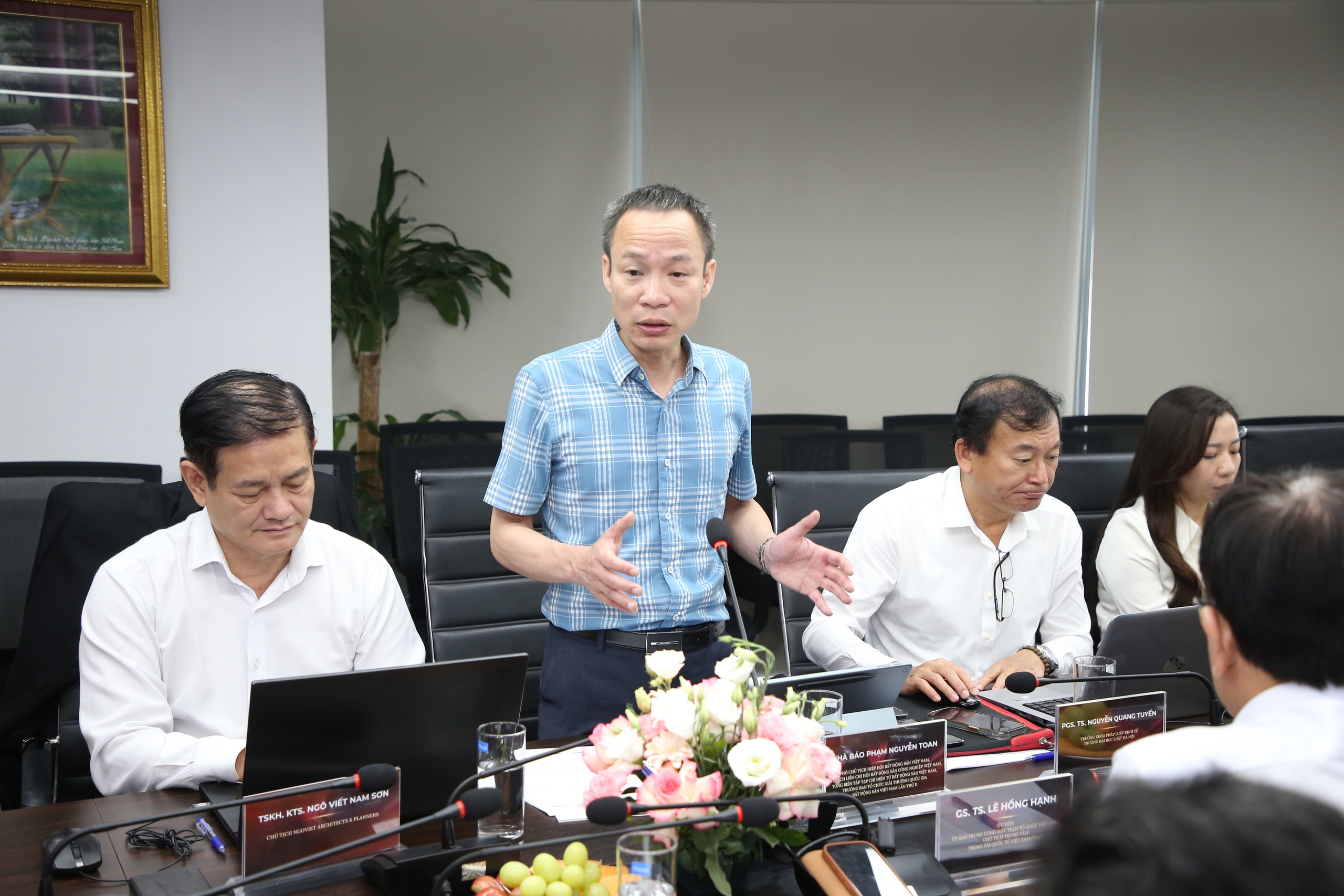 Họp Hội đồng Chung khảo Giải thưởng Quốc gia Bất động sản Việt Nam lần thứ II: Đánh giá khách quan, toàn diện để tìm ra những "viên ngọc" xứng đáng vinh danh- Ảnh 2. Họp Hội đồng Chung khảo Giải thưởng Quốc gia Bất động sản Việt Nam lần thứ II: Đánh giá khách quan, toàn diện để tìm ra những "viên ngọc" xứng đáng vinh danh- Ảnh 2.