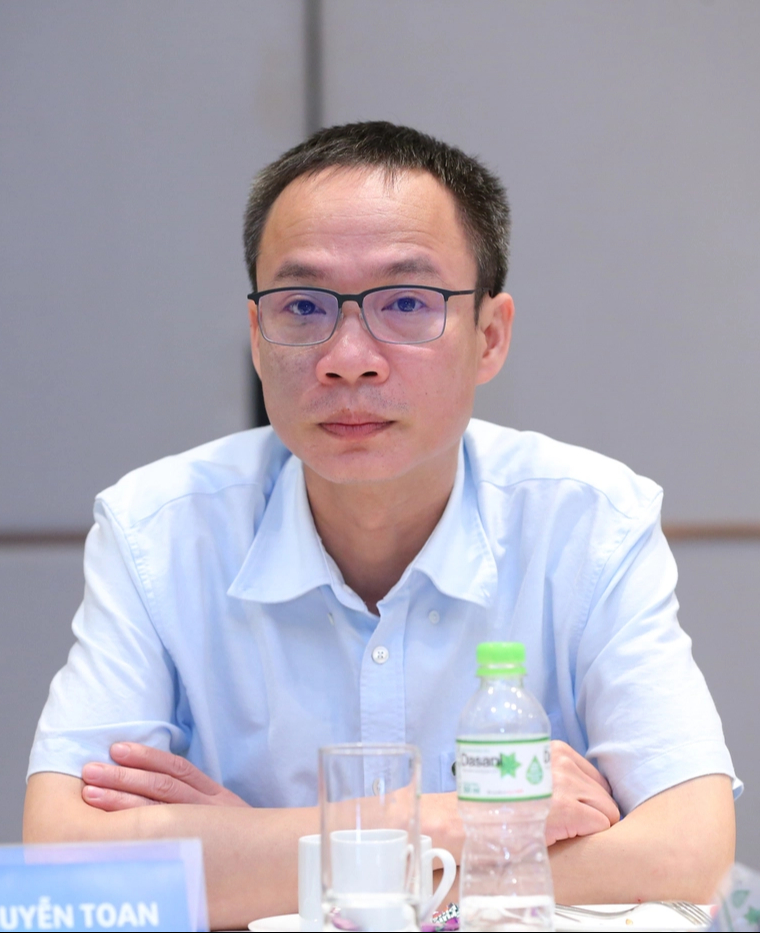 "Chiếc áo” BLUEMARQ và “Thầy tu” Đất Xanh- Ảnh 1. "Chiếc áo” BLUEMARQ và “Thầy tu” Đất Xanh- Ảnh 1.