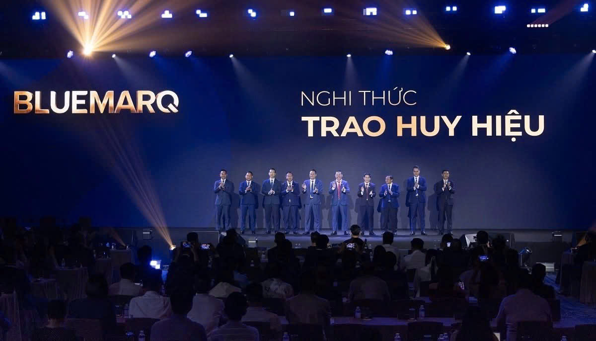 "Chiếc áo” BLUEMARQ và “Thầy tu” Đất Xanh