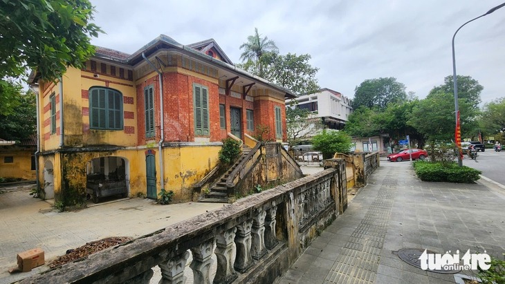 Biệt thự Pháp cổ hơn 100 năm tuổi ở Huế sắp bị tháo dỡ: Công trình đặc biệt với kết cấu bê tông cốt tre hiếm gặp- Ảnh 1. Biệt thự Pháp cổ hơn 100 năm tuổi ở Huế sắp bị tháo dỡ: Công trình đặc biệt với kết cấu bê tông cốt tre hiếm gặp- Ảnh 1.
