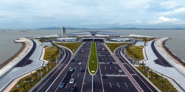 ‘Siêu hầm’ xuyên biển phức tạp nhất thế giới: Dài gần 7km, ghép từ 32 khối bê tông nặng 80.000 tấn- Ảnh 1.