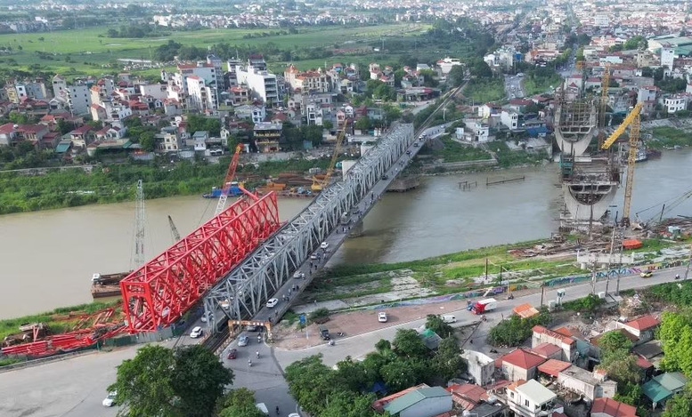 Cây cầu 1.800 tỷ thay thế cho công trình 120 năm tuổi hiếm hoi chung đường sắt và đường bộ gặp khó khi cận kề ngày về đích- Ảnh 1. Cây cầu 1.800 tỷ thay thế cho công trình 120 năm tuổi hiếm hoi chung đường sắt và đường bộ gặp khó khi cận kề ngày về đích- Ảnh 1.