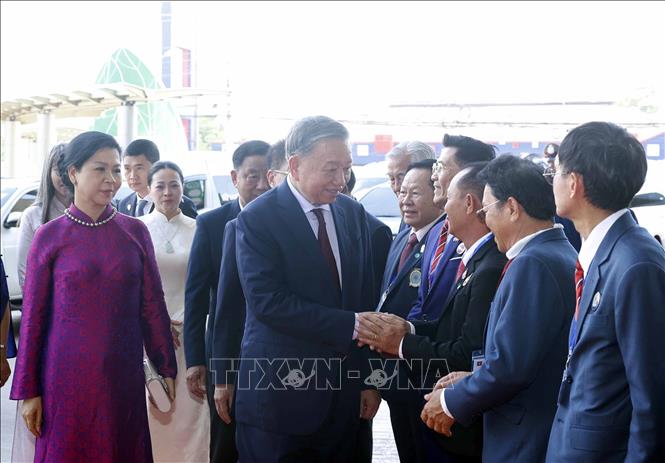 Tổng Bí thư, Chủ tịch nước Tô Lâm gặp gỡ cộng đồng người Việt Nam tại Thái Lan- Ảnh 1. Tổng Bí thư, Chủ tịch nước Tô Lâm gặp gỡ cộng đồng người Việt Nam tại Thái Lan- Ảnh 1.