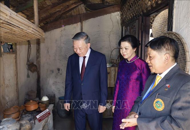 Tổng Bí thư, Chủ tịch nước Tô Lâm dâng hương tưởng niệm Chủ tịch Hồ Chí Minh tại Thái Lan- Ảnh 8.