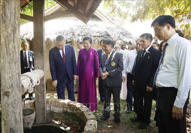 Tổng Bí thư, Chủ tịch nước Tô Lâm dâng hương tưởng niệm Chủ tịch Hồ Chí Minh tại Thái Lan- Ảnh 9.