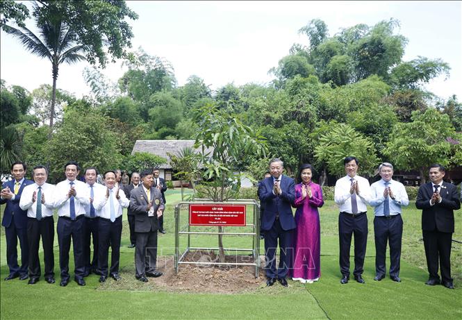Tổng Bí thư, Chủ tịch nước Tô Lâm dâng hương tưởng niệm Chủ tịch Hồ Chí Minh tại Thái Lan- Ảnh 10.