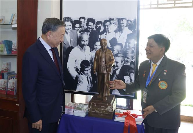 Tổng Bí thư, Chủ tịch nước Tô Lâm dâng hương tưởng niệm Chủ tịch Hồ Chí Minh tại Thái Lan- Ảnh 4.