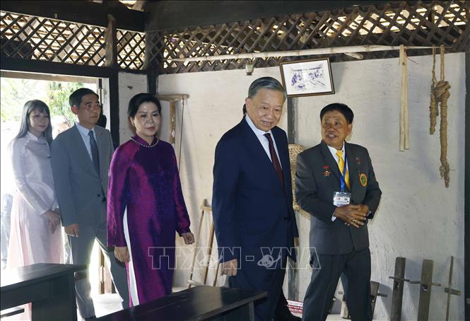 Tổng Bí thư, Chủ tịch nước Tô Lâm dâng hương tưởng niệm Chủ tịch Hồ Chí Minh tại Thái Lan- Ảnh 5.