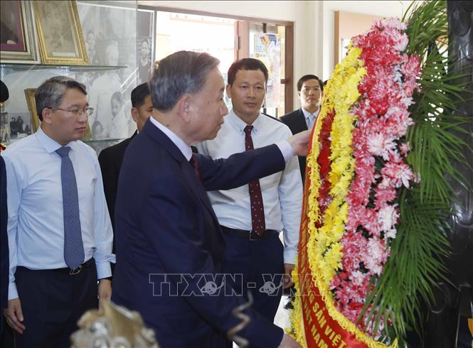 Tổng Bí thư, Chủ tịch nước Tô Lâm dâng hương tưởng niệm Chủ tịch Hồ Chí Minh tại Thái Lan- Ảnh 1.