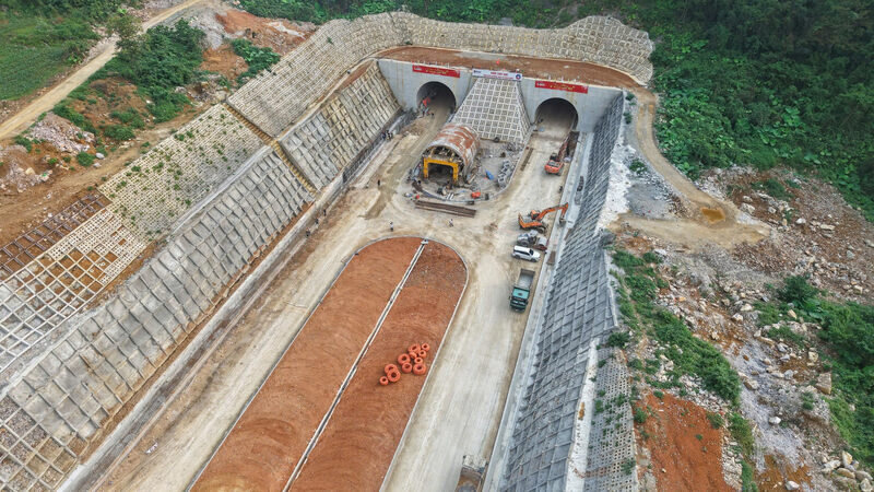 Trong tháng này, cao tốc gần 26.000 tỷ với 2 hầm xuyên núi và hơn 60 cây cầu sẽ đạt bước tiến quan trọng- Ảnh 2.