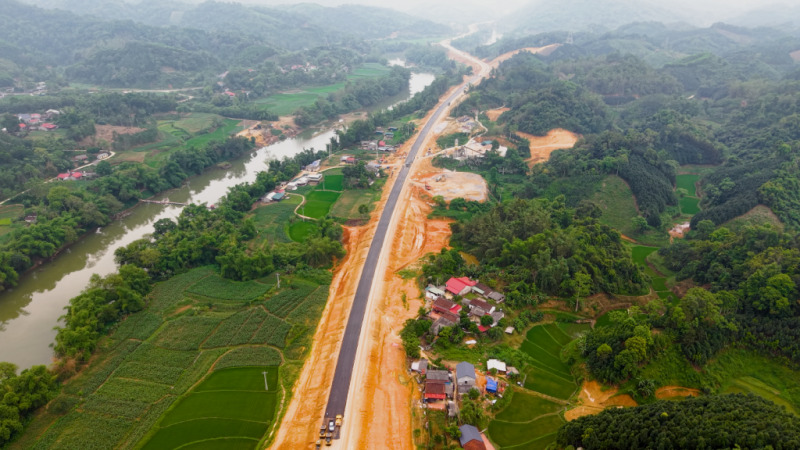 Trong tháng này, cao tốc gần 26.000 tỷ với 2 hầm xuyên núi và hơn 60 cây cầu sẽ đạt bước tiến quan trọng- Ảnh 1.