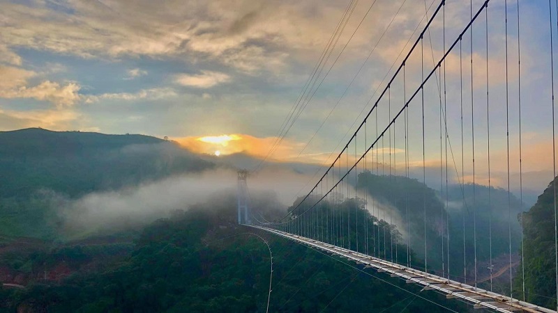 Việt Nam lần đầu tiên trong lịch sử sở hữu cây cầu kính dài nhất thế giới: Vốn đầu tư gần 800 tỷ, nằm cheo leo ở độ cao 150m so với vực sâu- Ảnh 1.