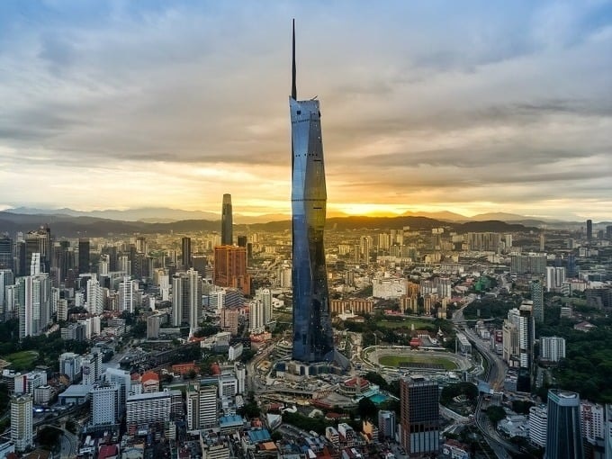 Tòa nhà chọc trời cao thứ 2 Đông Nam Á: Vượt Landmark 81 hơn 200m, kỹ thuật xây dựng đáng kinh ngạc giữa thời tiết khắc nghiệt- Ảnh 1. Tòa nhà chọc trời cao thứ 2 Đông Nam Á: Vượt Landmark 81 hơn 200m, kỹ thuật xây dựng đáng kinh ngạc giữa thời tiết khắc nghiệt- Ảnh 1.