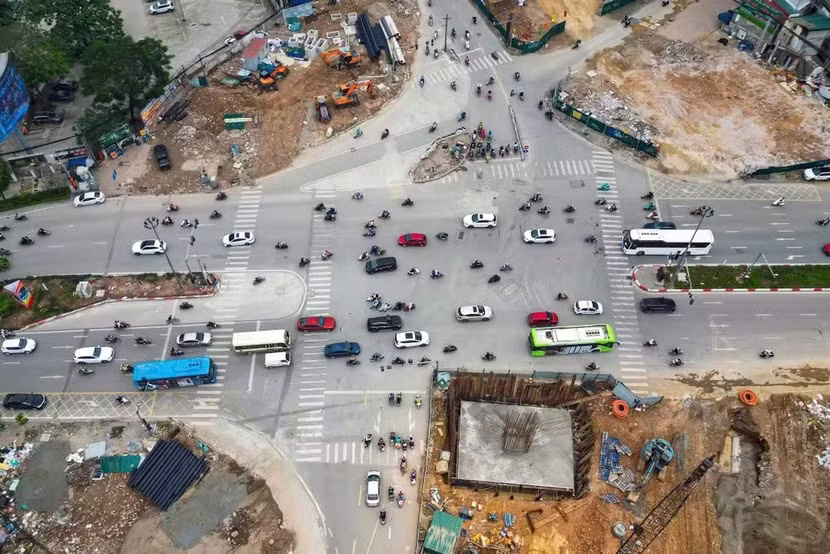 Từ hôm nay, Hà Nội điều chỉnh giao thông để thi công cầu vượt trên tuyến vành đai 'đắt nhất hành tinh' - Ảnh 1. Từ hôm nay, Hà Nội điều chỉnh giao thông để thi công cầu vượt trên tuyến vành đai 'đắt nhất hành tinh' - Ảnh 1.
