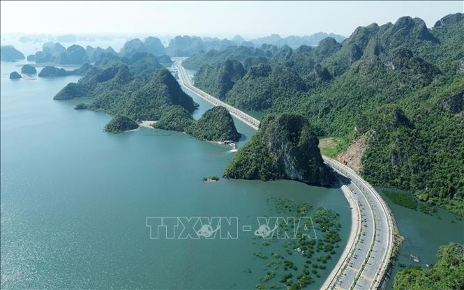 Tuyến đường ven biển đẹp nhất Việt Nam: Xuyên núi, ôm biển và kết nối 2 vịnh di sản- Ảnh 4.