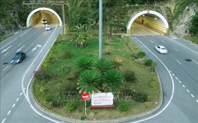 Tuyến đường ven biển đẹp nhất Việt Nam: Xuyên núi, ôm biển và kết nối 2 vịnh di sản- Ảnh 2.
