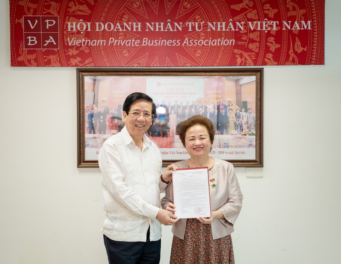 Madame Nguyễn Thị Nga được giao giữ chức Quyền Chủ tịch Hội Doanh nhân Tư nhân Việt Nam- Ảnh 1. Madame Nguyễn Thị Nga được giao giữ chức Quyền Chủ tịch Hội Doanh nhân Tư nhân Việt Nam- Ảnh 1.