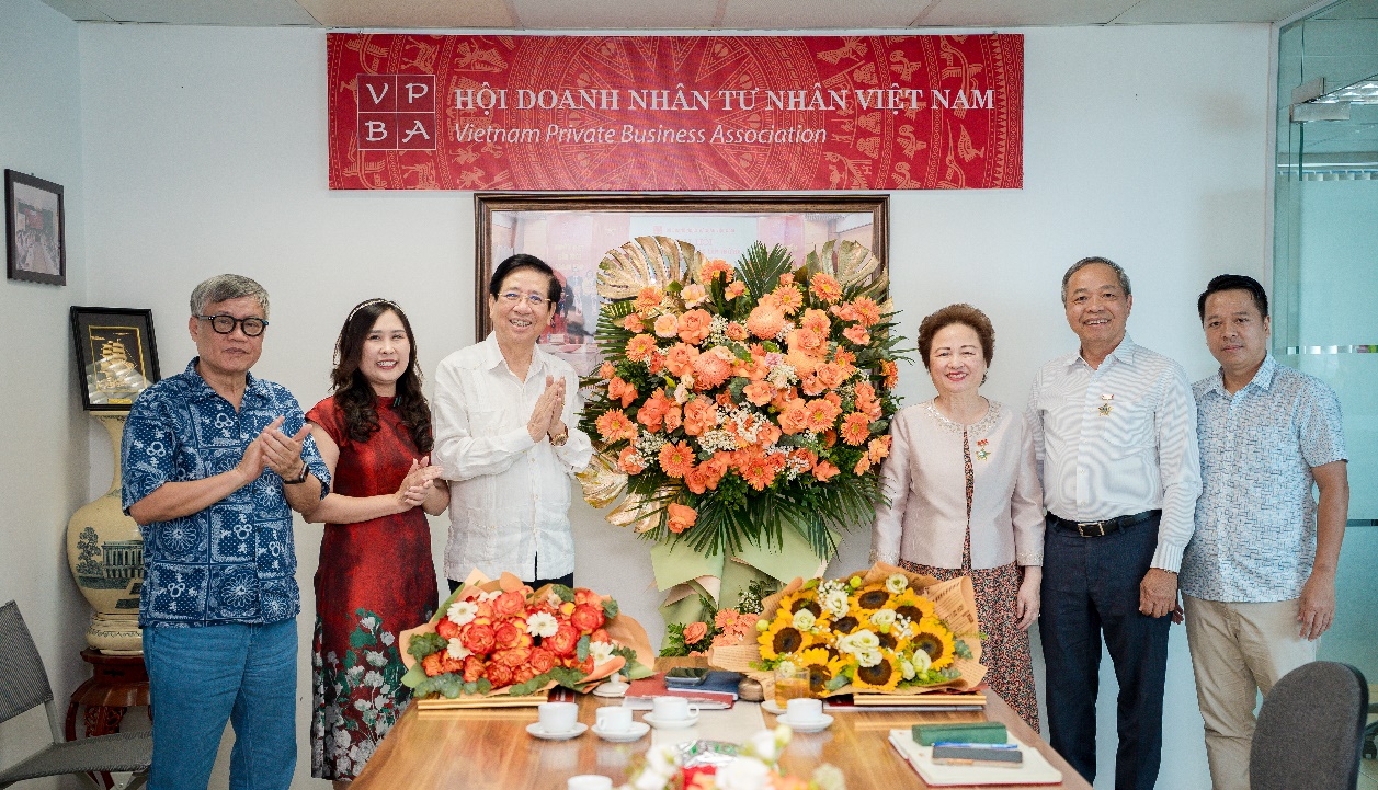Madame Nguyễn Thị Nga được giao giữ chức Quyền Chủ tịch Hội Doanh nhân Tư nhân Việt Nam- Ảnh 3. Madame Nguyễn Thị Nga được giao giữ chức Quyền Chủ tịch Hội Doanh nhân Tư nhân Việt Nam- Ảnh 3.