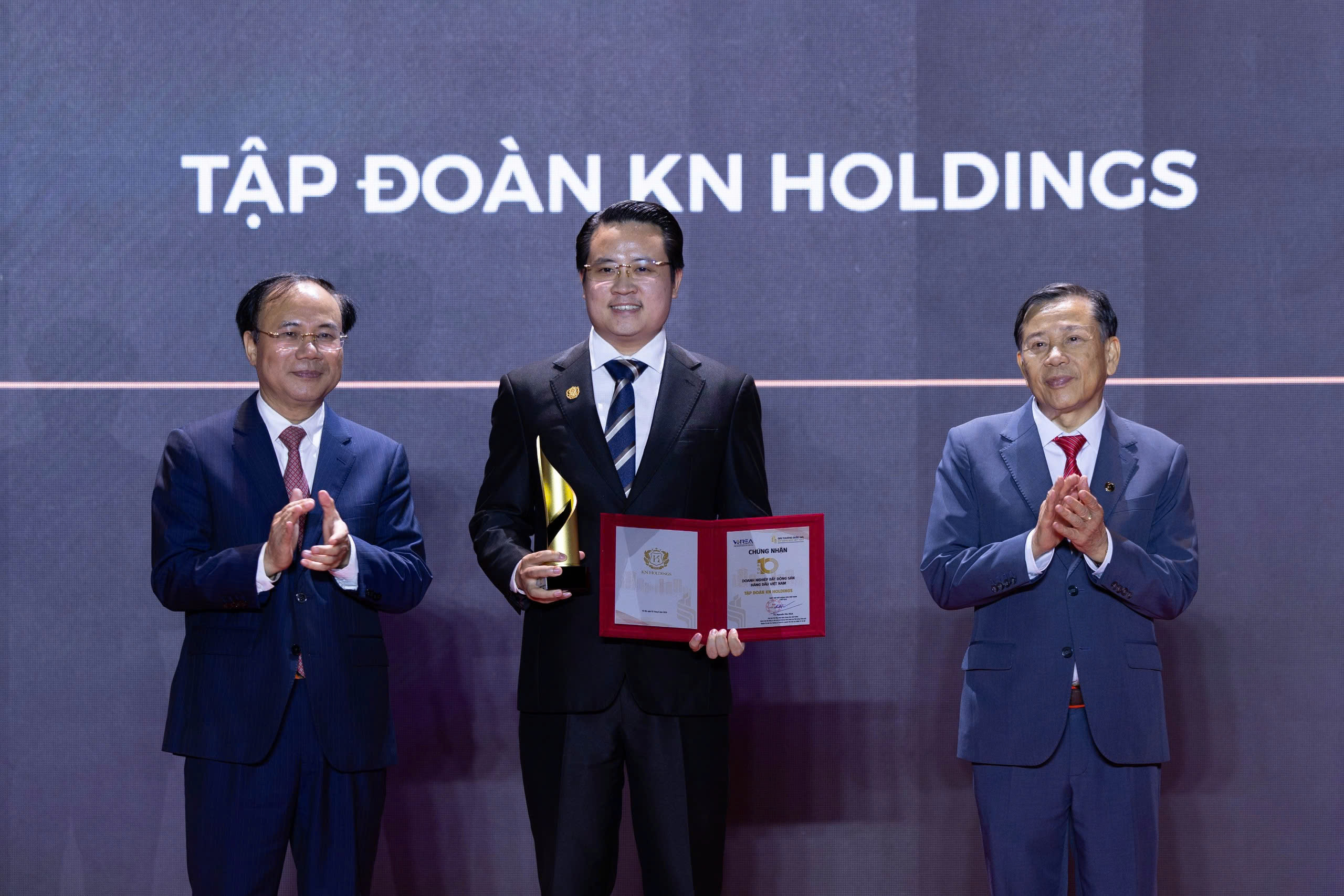 Giải Đặc biệt Doanh nghiệp bất động sản dẫn đầu Việt Nam và TOP 10 doanh nghiệp bất động sản hàng đầu Việt Nam- Ảnh 5. Giải Đặc biệt Doanh nghiệp bất động sản dẫn đầu Việt Nam và TOP 10 doanh nghiệp bất động sản hàng đầu Việt Nam- Ảnh 5.
