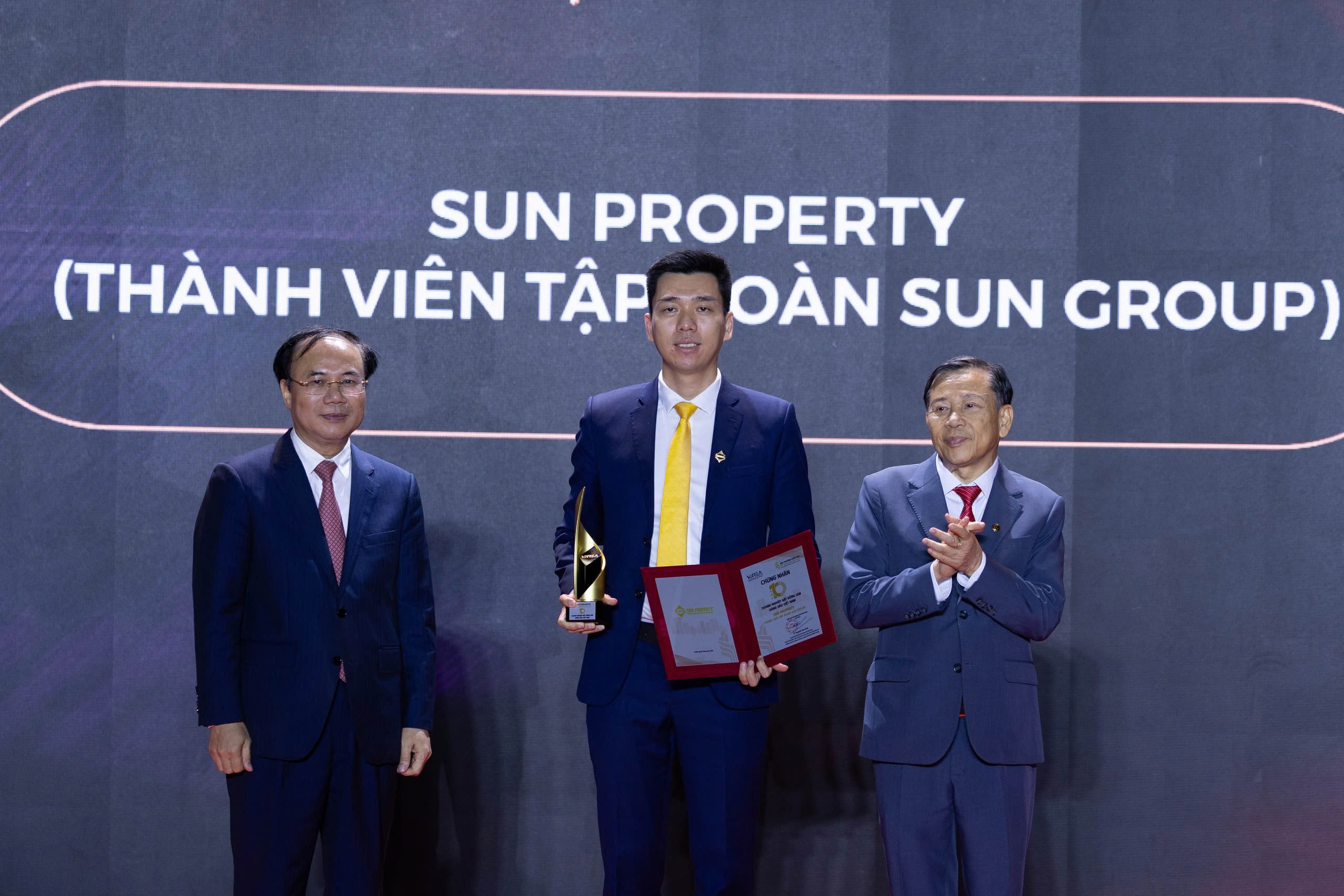 Giải Đặc biệt Doanh nghiệp bất động sản dẫn đầu Việt Nam và TOP 10 doanh nghiệp bất động sản hàng đầu Việt Nam- Ảnh 2. Giải Đặc biệt Doanh nghiệp bất động sản dẫn đầu Việt Nam và TOP 10 doanh nghiệp bất động sản hàng đầu Việt Nam- Ảnh 2.