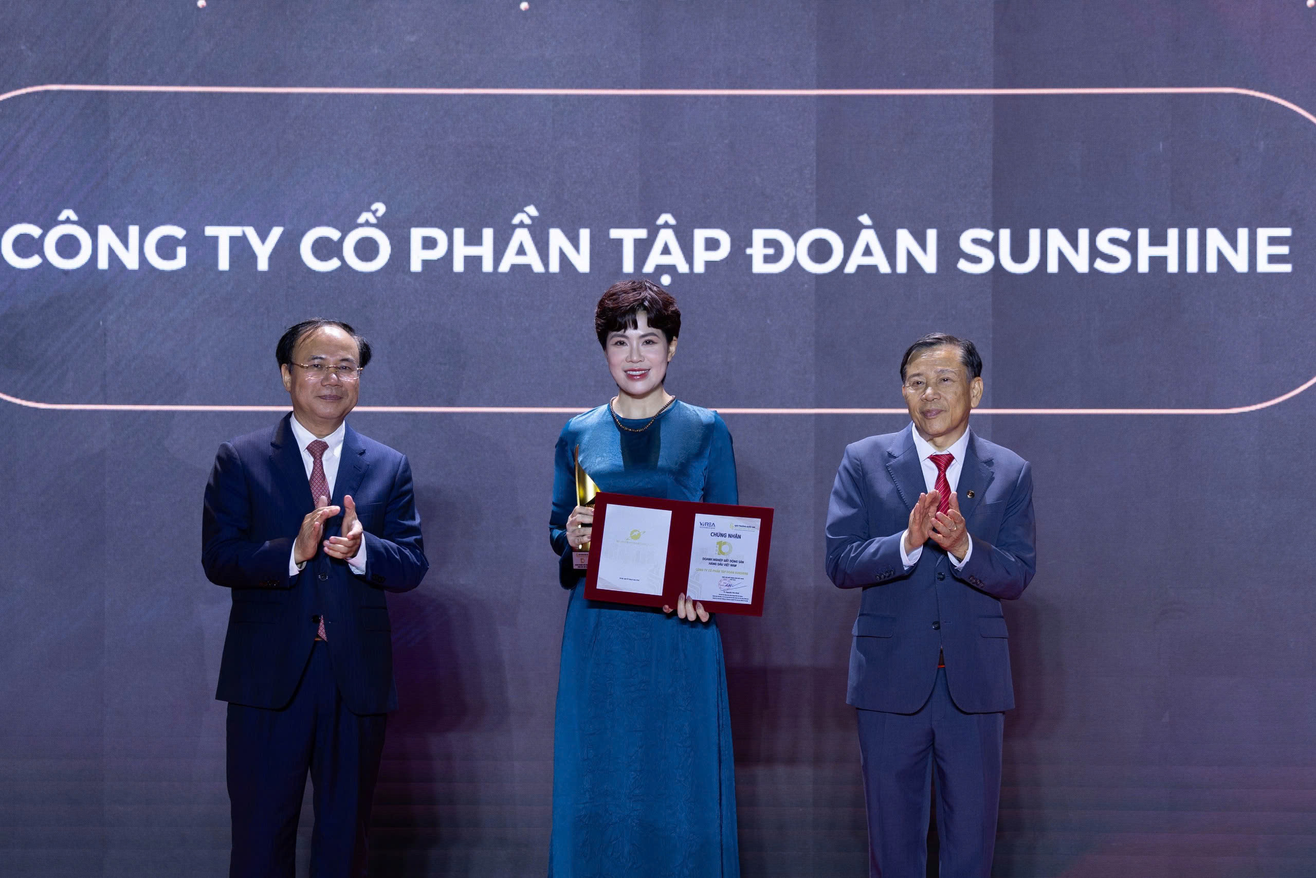Giải Đặc biệt Doanh nghiệp bất động sản dẫn đầu Việt Nam và TOP 10 doanh nghiệp bất động sản hàng đầu Việt Nam- Ảnh 3. Giải Đặc biệt Doanh nghiệp bất động sản dẫn đầu Việt Nam và TOP 10 doanh nghiệp bất động sản hàng đầu Việt Nam- Ảnh 3.