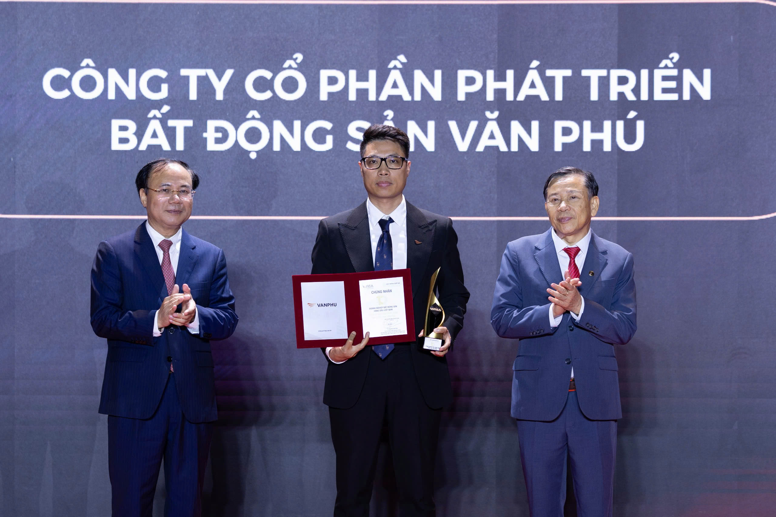 Giải Đặc biệt Doanh nghiệp bất động sản dẫn đầu Việt Nam và TOP 10 doanh nghiệp bất động sản hàng đầu Việt Nam- Ảnh 6. Giải Đặc biệt Doanh nghiệp bất động sản dẫn đầu Việt Nam và TOP 10 doanh nghiệp bất động sản hàng đầu Việt Nam- Ảnh 6.