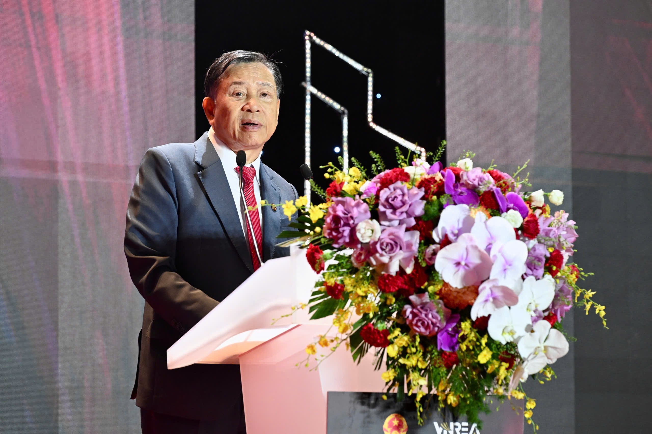 Lễ trao Giải thưởng Quốc gia Bất động sản Việt Nam lần thứ II: Vinh danh những thương hiệu xuất sắc nhất, định hình chuẩn mực phát triển mới- Ảnh 1. Lễ trao Giải thưởng Quốc gia Bất động sản Việt Nam lần thứ II: Vinh danh những thương hiệu xuất sắc nhất, định hình chuẩn mực phát triển mới- Ảnh 1.