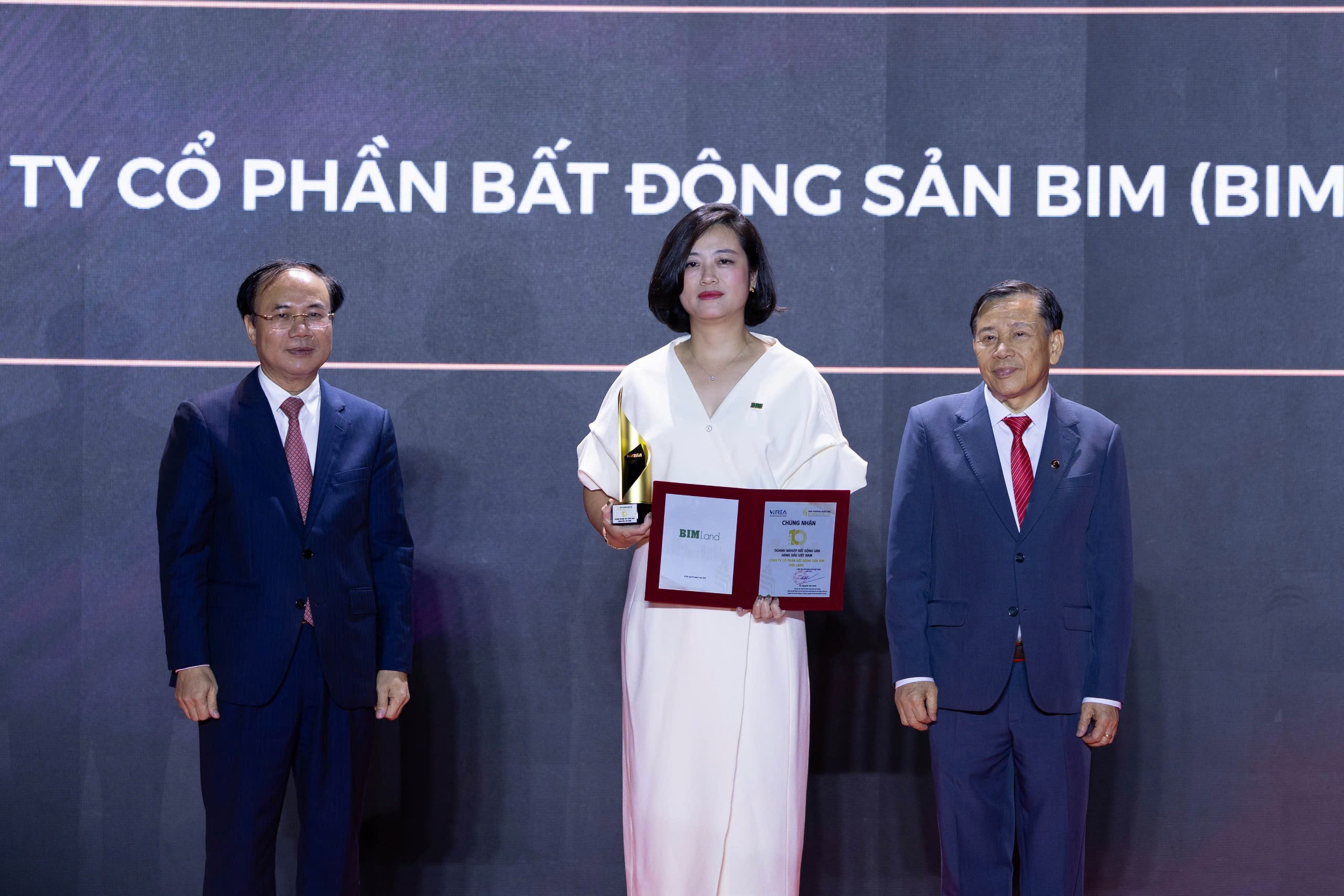Giải Đặc biệt Doanh nghiệp bất động sản dẫn đầu Việt Nam và TOP 10 doanh nghiệp bất động sản hàng đầu Việt Nam- Ảnh 4. Giải Đặc biệt Doanh nghiệp bất động sản dẫn đầu Việt Nam và TOP 10 doanh nghiệp bất động sản hàng đầu Việt Nam- Ảnh 4.