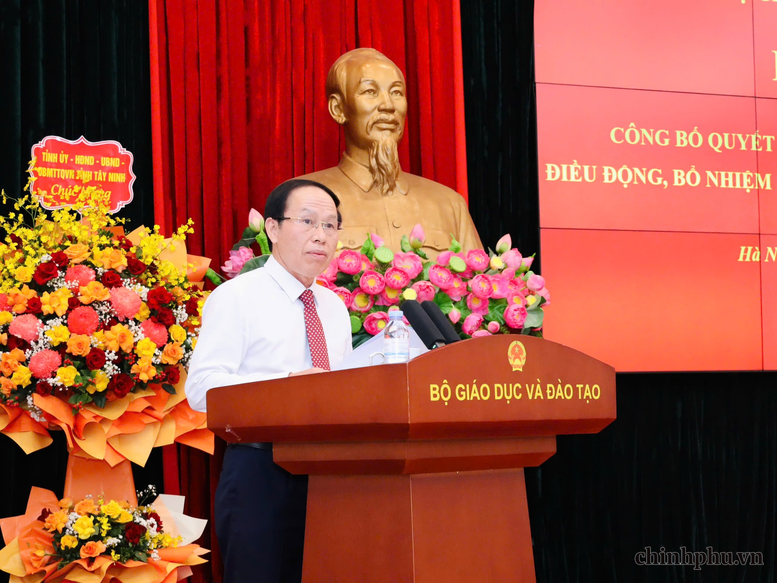 Công bố quyết định của Thủ tướng Chính phủ điều động, bổ nhiệm hai Thứ trưởng Bộ Giáo dục và Đào tạo - Ảnh 4.