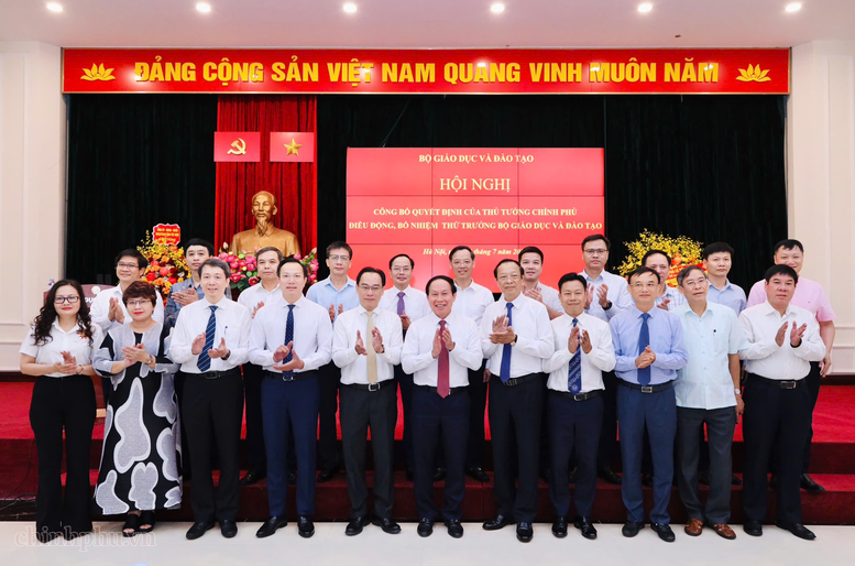 Công bố quyết định của Thủ tướng Chính phủ điều động, bổ nhiệm hai Thứ trưởng Bộ Giáo dục và Đào tạo - Ảnh 5.