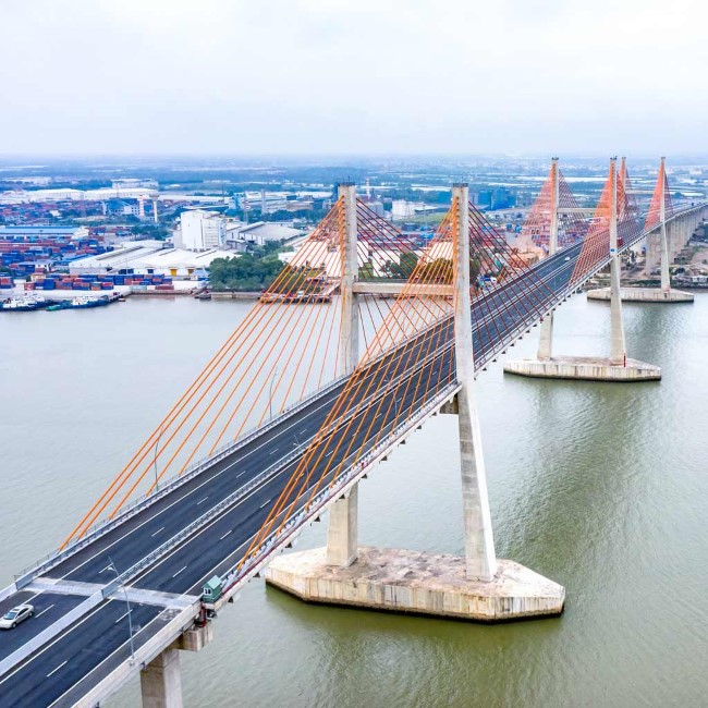 Việt Nam sở hữu siêu cầu dây văng lọt TOP nhiều nhịp nhất thế giới: 144 bó cáp giữ nhịp công trình hơn 3km vượt cửa sông, kết cấu khó thi công bậc nhất - Ảnh 1.