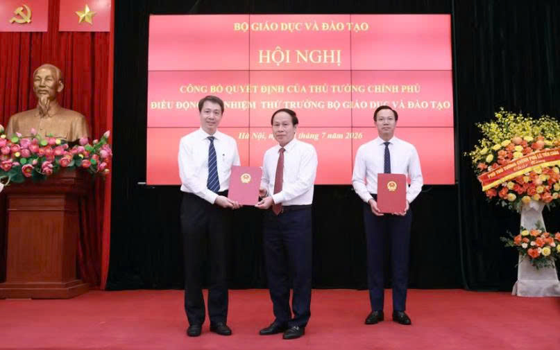 Công bố quyết định của Thủ tướng Chính phủ điều động, bổ nhiệm hai Thứ trưởng Bộ Giáo dục và Đào tạo - Ảnh 2.